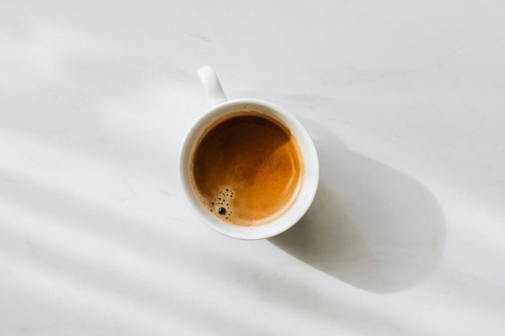 Moderne koffiemachines op kantoor voor productiviteit en een gezellige werksfeer tussen medewerkers