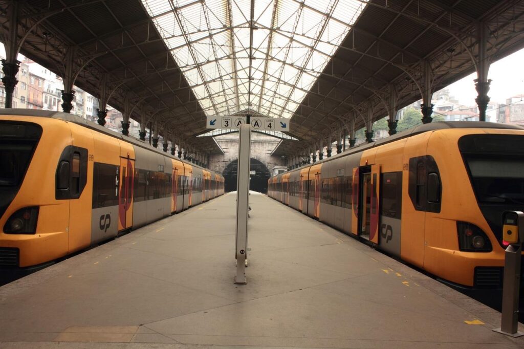 Familie geniet van dagtrip met NS Dagkaart langs Nederlandse bestemmingen zoals Amsterdam en Delft