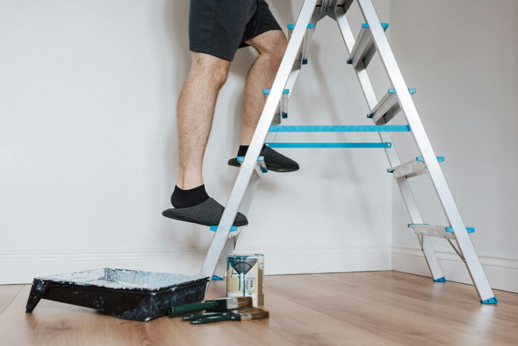 Professionele schilder aan het werk, toont vakmanschap bij het strak aanbrengen van verf op muuroppervlak