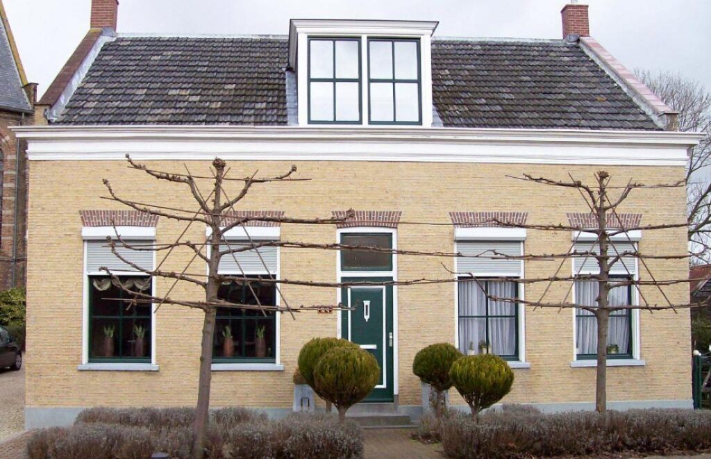 Professionele gevelrenovatie met gevelreiniging en herstelling van structurele schade aan het pand