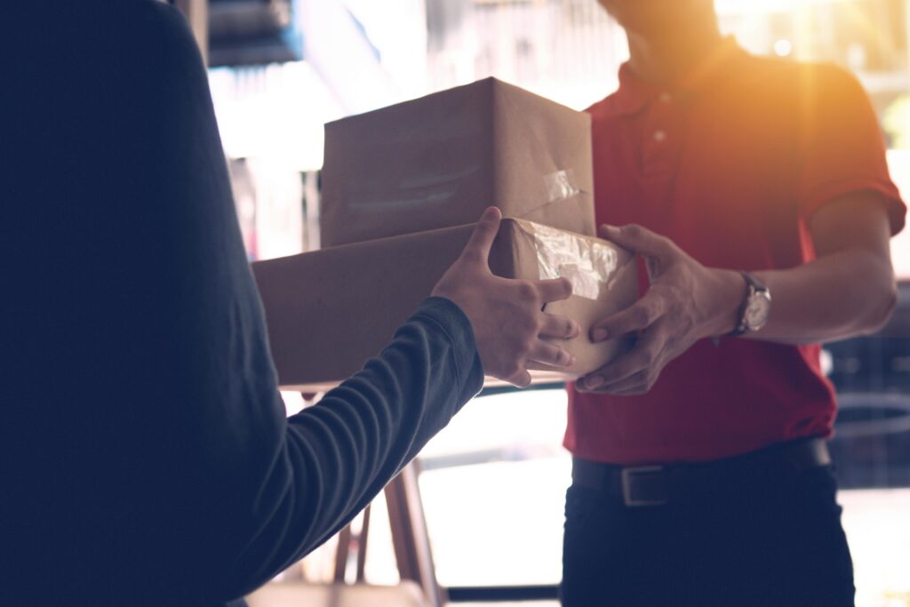 Koerier bezorgt pakket snel: directe levering service met real-time tracking voor dringende zendingen