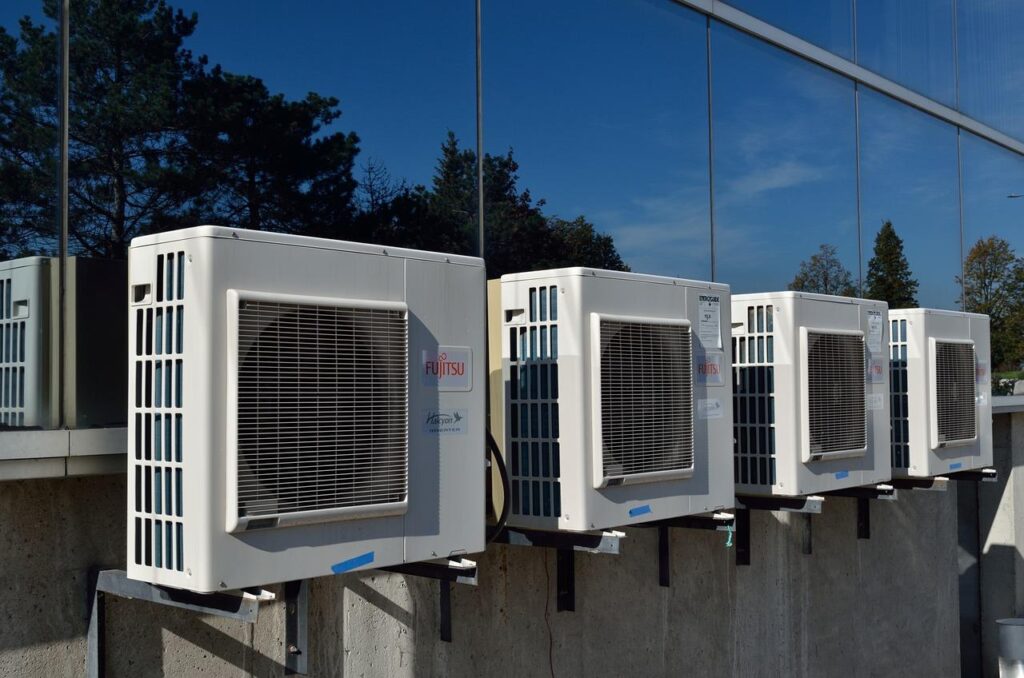 Stap-voor-stap proces van het plaatsen van een airco met binnen- en buitenunit installatie