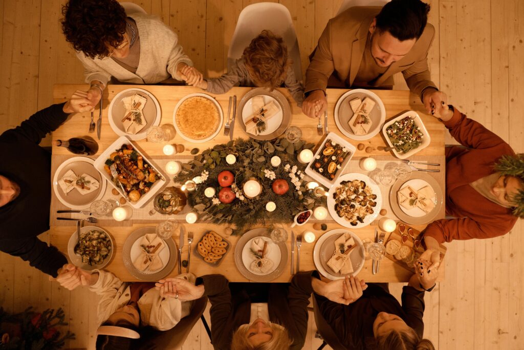 Mooi gedekte tafel met kaarslicht voor een restaurantbeleving in eigen huis met warme verlichting en elegante servies