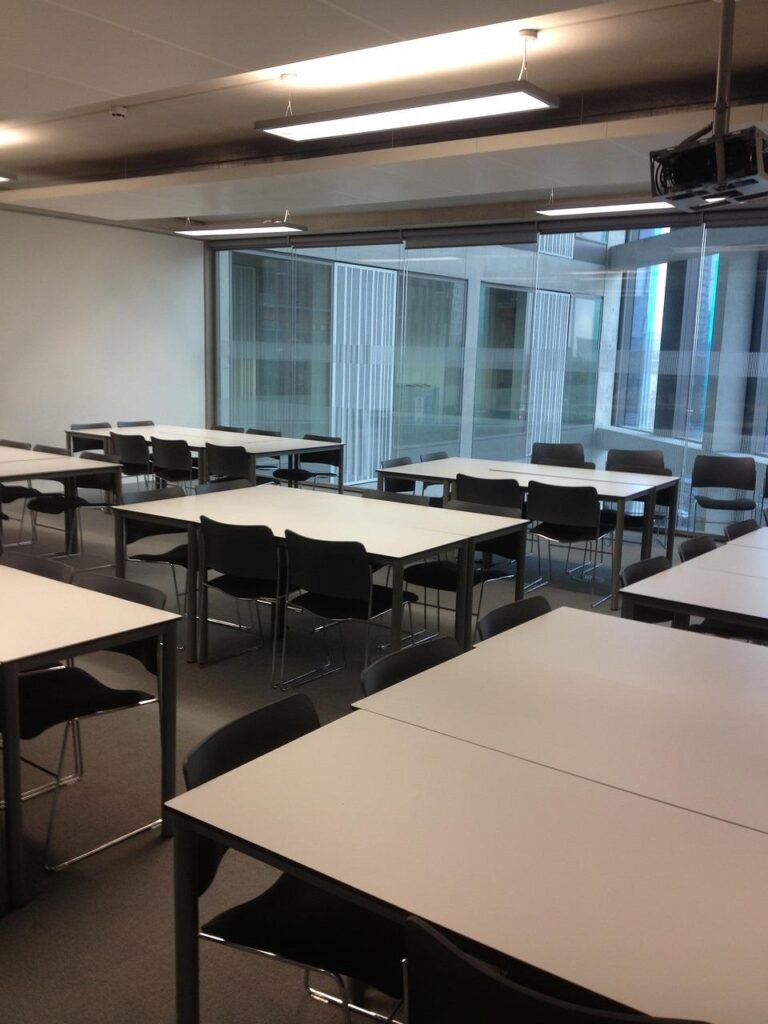 Schoolmeubel als fundament: moderne, ergonomische schoolmeubels in een innovatieve onderwijsomgeving voor leerlingen