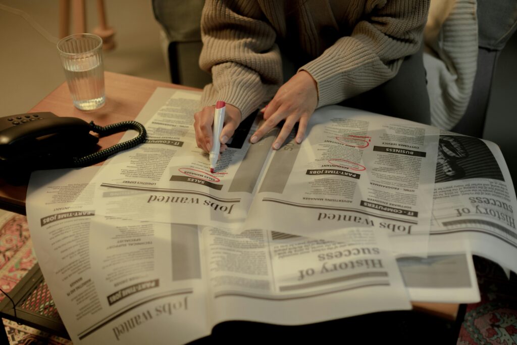 Illustratie van de rol van uitzendbureaus: werkgevers en werknemers verbonden via een uitzendbureau platform