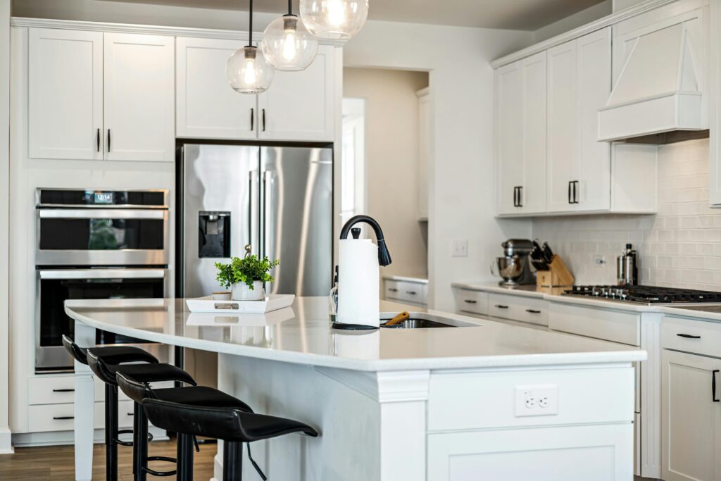 Moderne keuken in Breda met stijlvolle afwerking en functionele indeling, perfect voor een hedendaagse woonruimte
