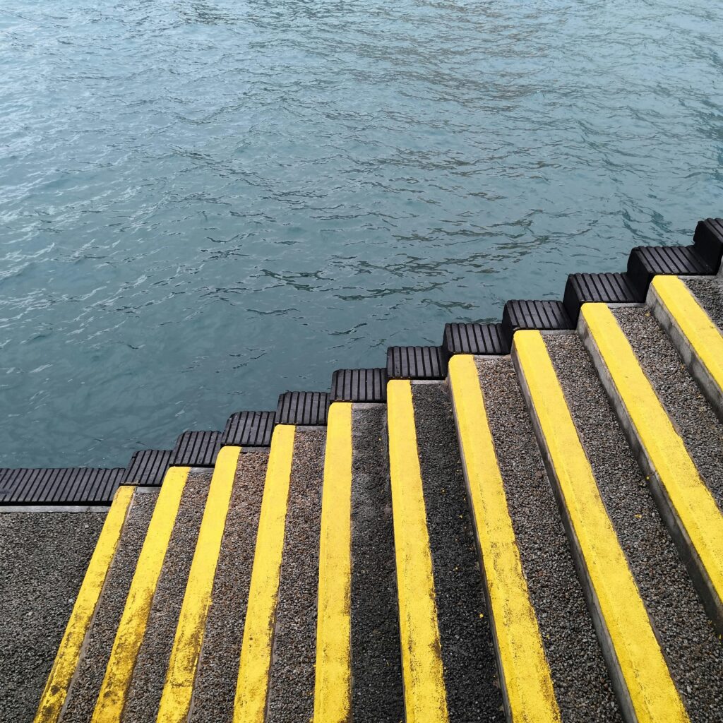 Stalen trap met antislip treden en stevige leuning voor veiligheid en stabiliteit