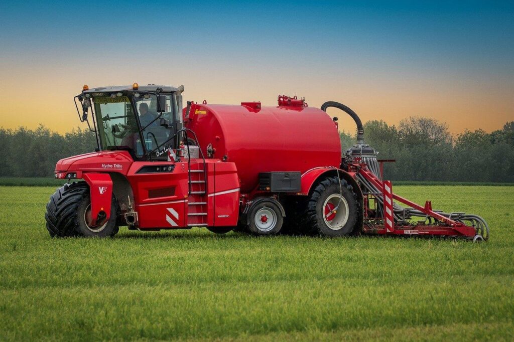 Selectie van landbouwvoertuigen in Woerden, inclusief tractoren en meststrooiers voor agrarische bedrijven