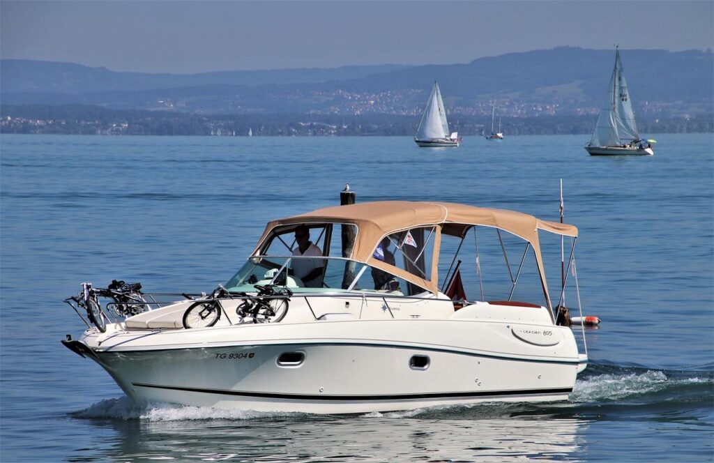 Luxe showroom van Het Noorden Watersport met gepersonaliseerde sloepmerken en tenders