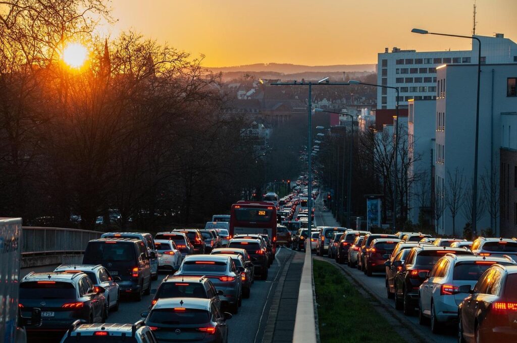 Verkeersregelaar die voetgangers en verkeer regelt op een druk plein in Amsterdam