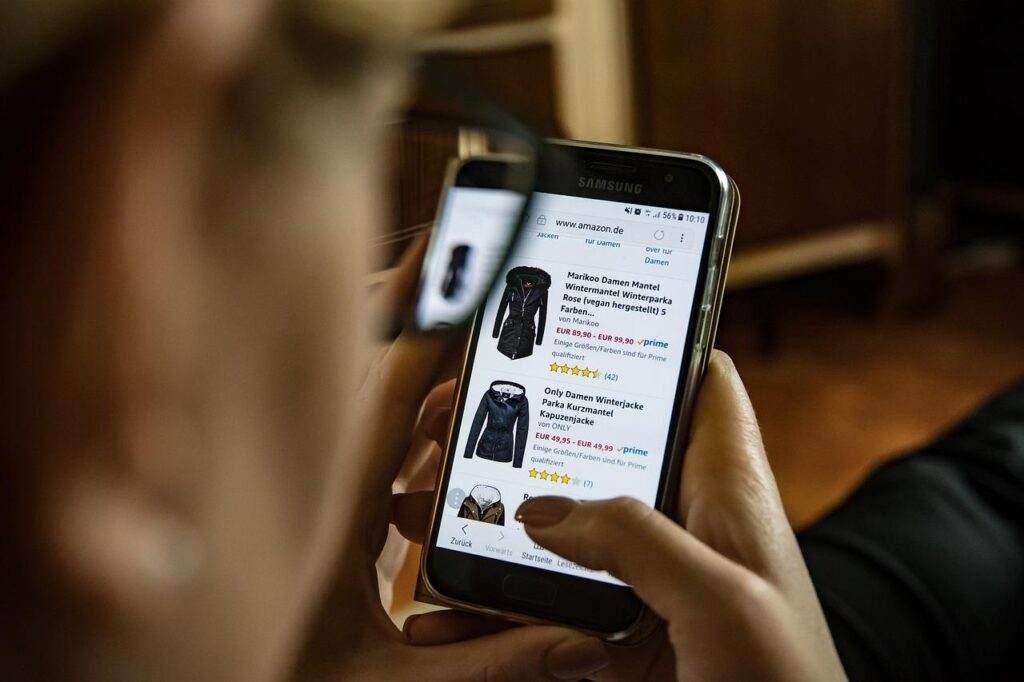 Visuele weergave van online winkelen met producten, winkelwagen en veiligheidssymbolen voor het online winkelproces