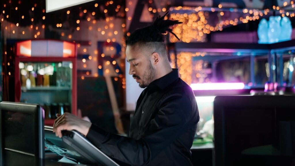 Medewerker helpt gast met gepersonaliseerde gastbeleving en moderne technologie in hotel