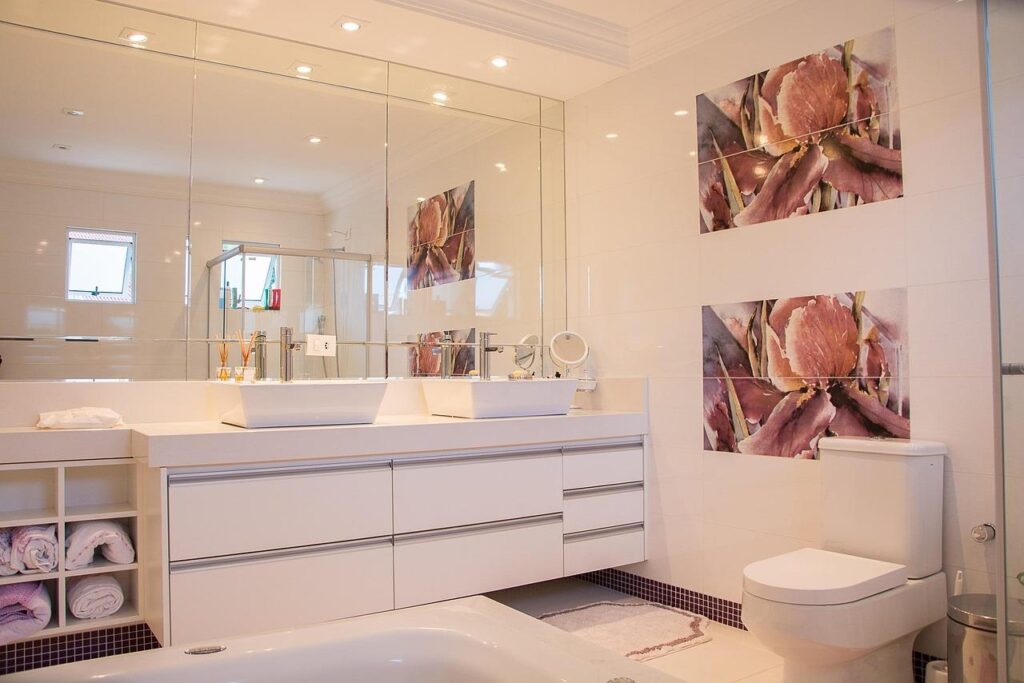 Complete badkamer met minimalistisch design, moderne sanitair en spa-achtige wellness voorzieningen voor optimale ontspanning