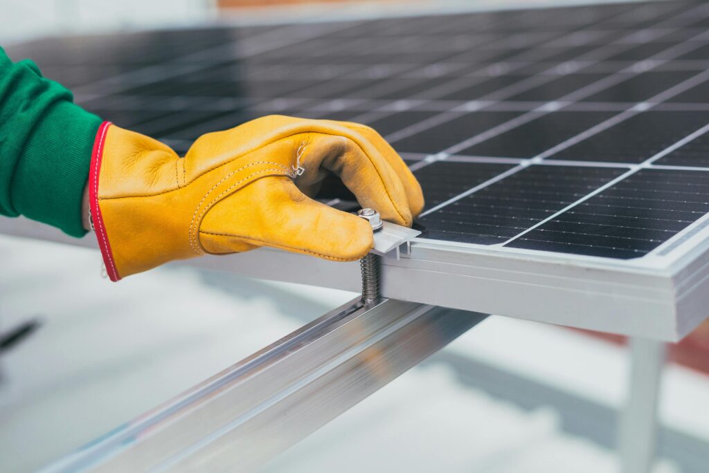 Grafiek toont terugverdientijd van een thuisbatterij met besparing per jaar voor gemiddeld gezin met zonnepanelen