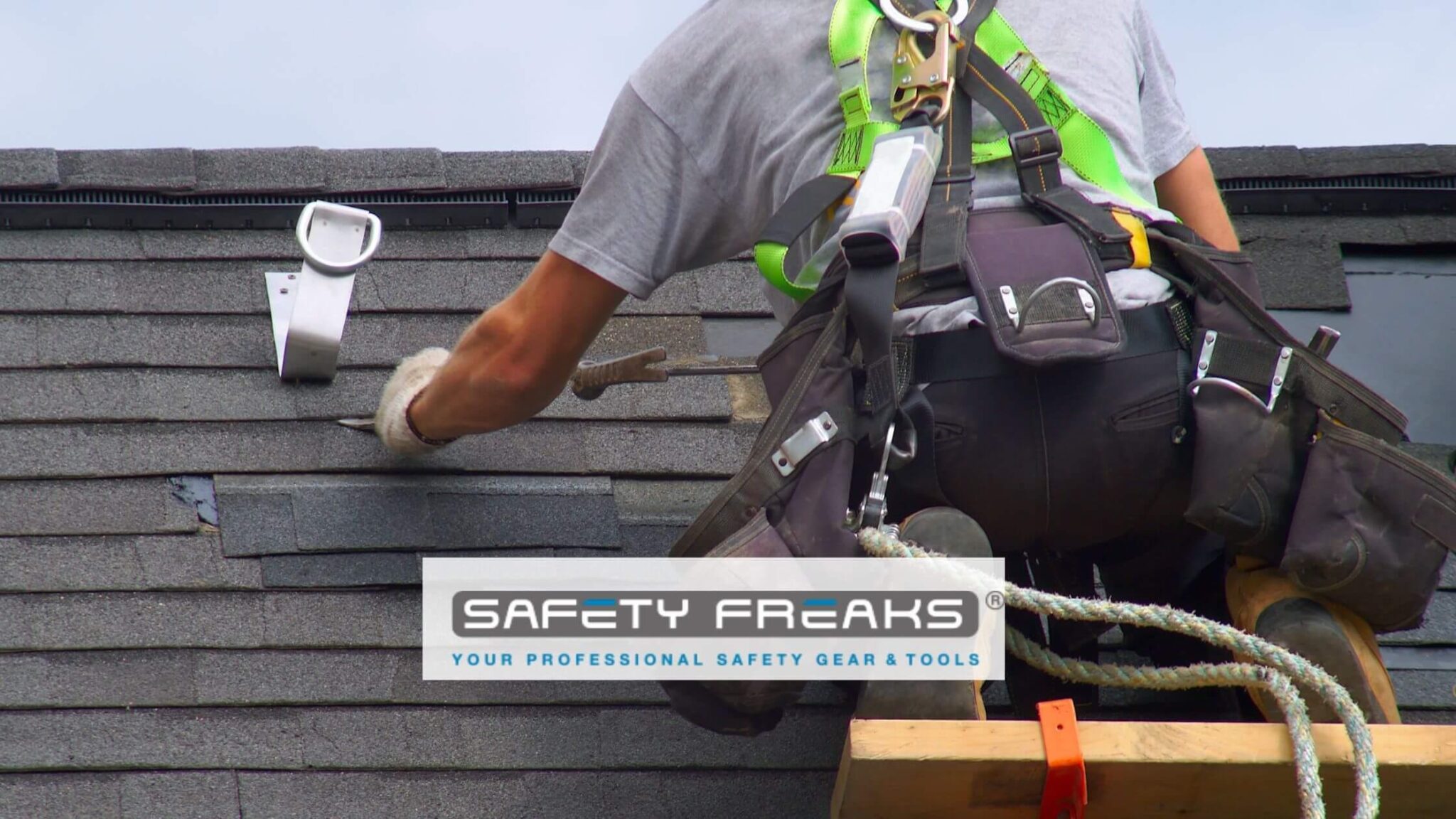 Werknemer met valbeveiliging harnas veilig werken op hoogte volgens Safety Freaks richtlijnen