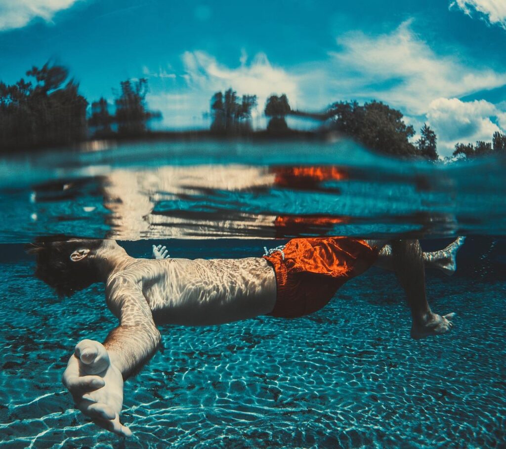 Zwemmer in perfect balans in het water, demonstreert efficiënte lichaamspositie voor beter en slimmer zwemmen
